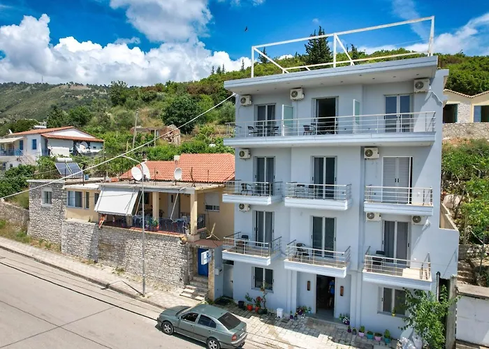 Nefelis 招待所 3*